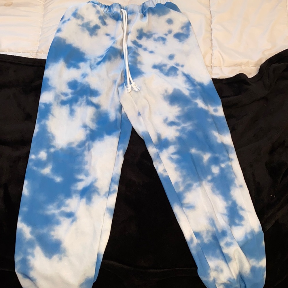 Blue and white sweats super comfy !